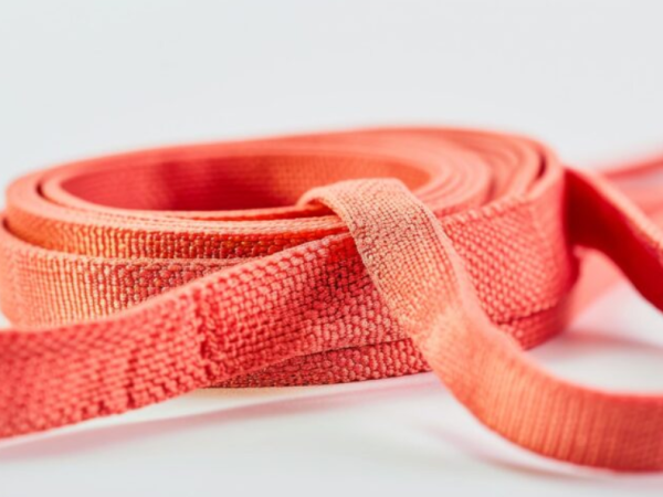 Como o elastico chato pode ser usado para melhorar o conforto e ajuste em costuras?