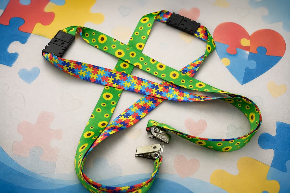 Colar de autista: para que serve, quem deve usar e quais os benefícios na identificação?